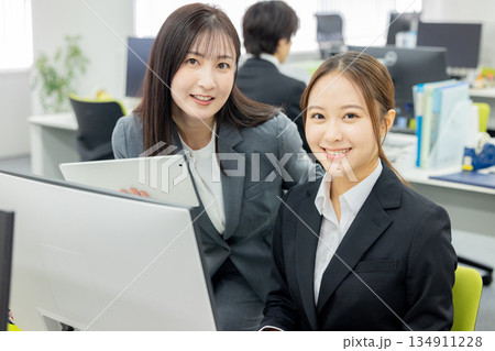 会社で働くビジネスウーマン　上司と部下 134911228