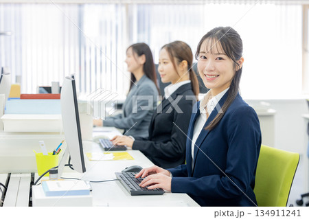 オフィスで働くビジネスウーマン 134911241