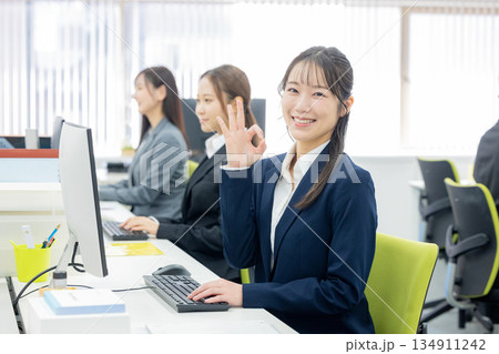 オフィスで働くビジネスウーマン 134911242