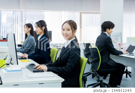 オフィスで働くビジネスウーマン 134911243