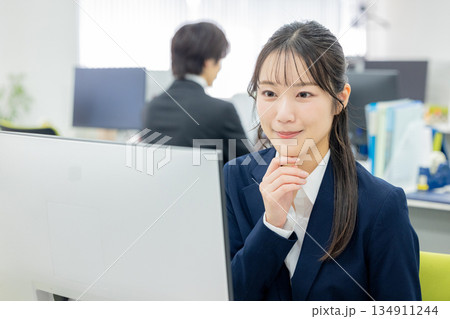 オフィスで働く女性 134911244