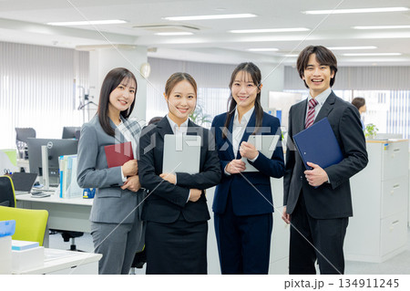 男女のビジネスイメージ 134911245