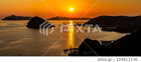 女神大橋からの夕陽　パノラマ【長崎市】 134911536