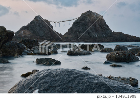 福岡・二見ヶ浦の夫婦岩と岩礁の海景|重厚感のある日本の海岸風景 福岡・二見ヶ浦の夫婦岩と岩礁の海景|重厚感のある日本の海岸風景 134911909