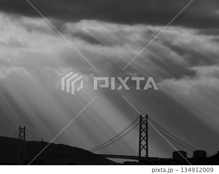 巨大なつり橋と雲の間から差し込む日光 巨大なつり橋と雲の間から差し込む日光 134912009