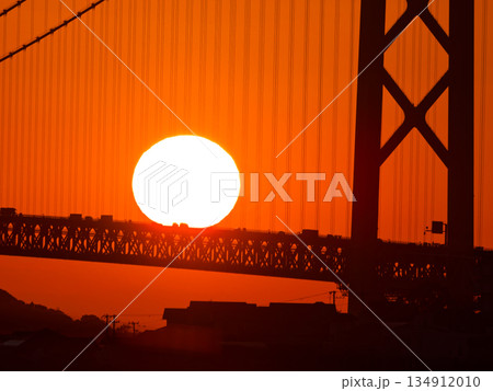 夕陽と強大な吊り橋 134912010