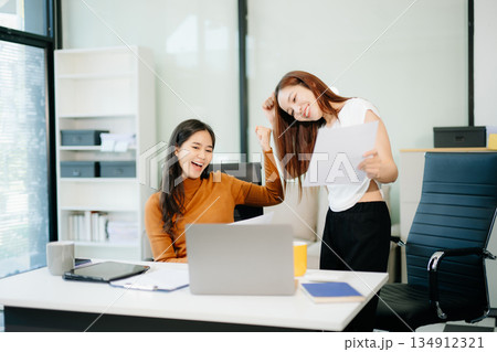 Those who work hard, win in the conference room new startup project 134912321