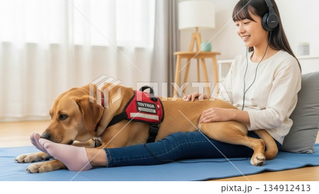 介助犬と家で過ごす穏やかなメンタルケアのひととき 134912413