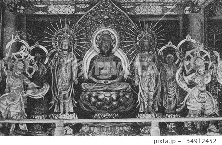 古写真 1926年 中尊寺金色堂の堂内 古写真 1926年 中尊寺金色堂の堂内 134912452