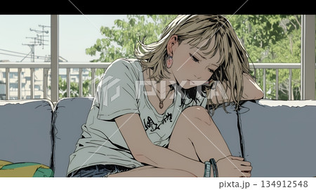 腹痛（生理痛）に苦しむ若い女性 134912548