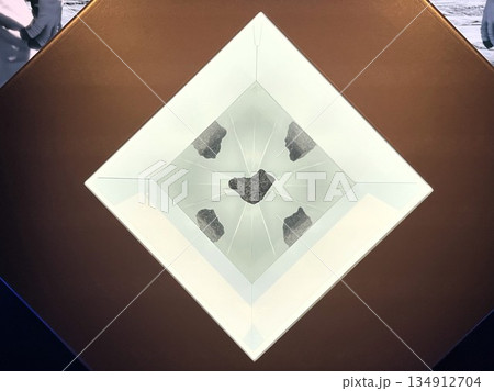 大阪関西万博のアメリカ館で展示された月の石 134912704