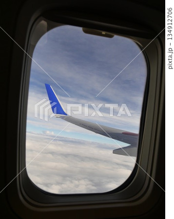 空を飛ぶ飛行機の中から見た雲と翼 空を飛ぶ飛行機の中から見た雲と翼 134912706