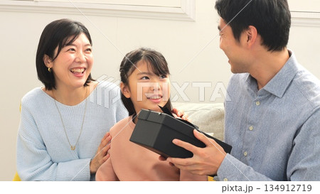 父の日プレゼント 家族イメージ 父の日プレゼント 家族イメージ 134912719