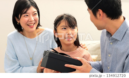 父の日プレゼント 家族イメージ 父の日プレゼント 家族イメージ 134912720