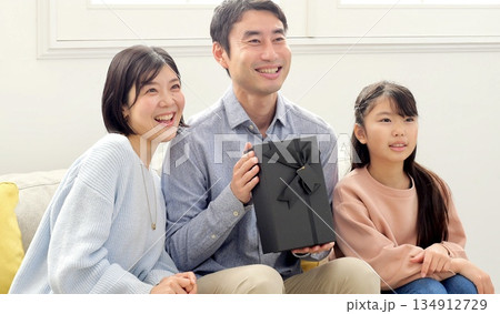 父の日プレゼント 家族イメージ 134912729
