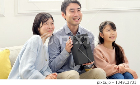 父の日プレゼント 家族イメージ 134912733