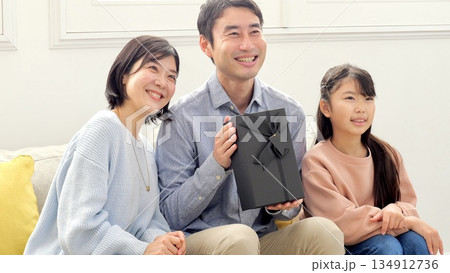 父の日プレゼント 家族イメージ 134912736
