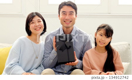 父の日プレゼント 家族イメージ 134912742
