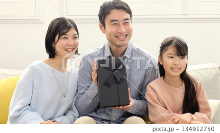 父の日プレゼント 家族イメージ 父の日プレゼント 家族イメージ 134912750