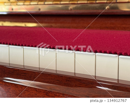 キーカバーを掛けたピアノの鍵盤 134912767
