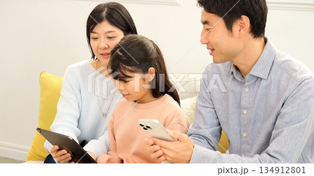 家族 タブレット イメージ 家族 タブレット イメージ 134912801