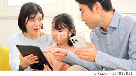 家族 タブレット イメージ 家族 タブレット イメージ 134912811