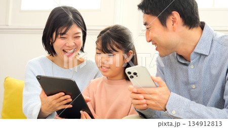 家族 タブレット イメージ 家族 タブレット イメージ 134912813