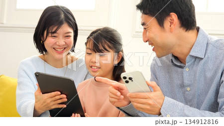 家族 タブレット イメージ 家族 タブレット イメージ 134912816