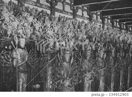 古写真　1926年　京都　三十三間堂の千手観音立像 134912903