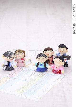医師、看護師、家族の人形と健康診断の結果の用紙 134912907