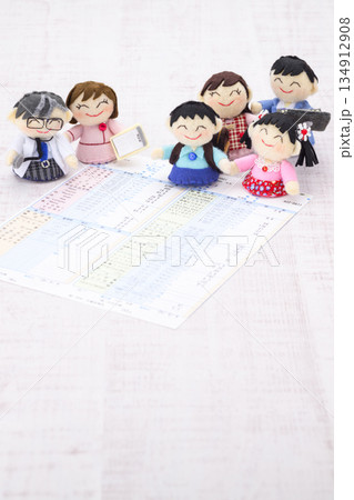 医師、看護師、家族の人形と健康診断の結果の用紙 134912908