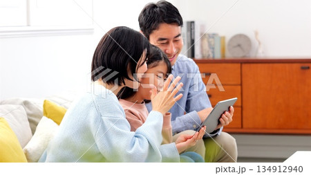 テレビ電話 家族イメージ 134912940
