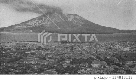 古写真　1926年　鹿児島市から望む桜島 134913115