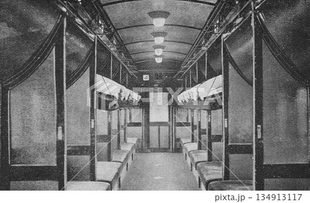 古写真　1926年　国鉄の特急列車の二等寝台車両 134913117