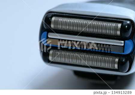 電気シェーバーの外刃とトリマーの接写 134913289