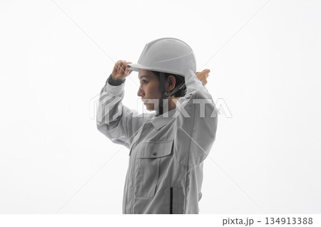 作業服を着た女性 作業服を着た女性 134913388