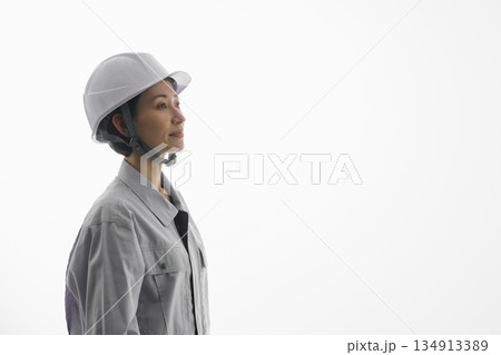 作業服を着た女性 作業服を着た女性 134913389