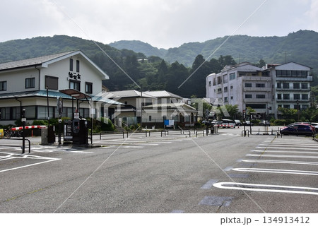 箱根町　箱根芦ノ湖遊覧船元箱根港有料駐車場と周辺街並み 134913412