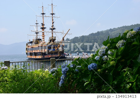 箱根町 海賊船と芦ノ湖と紫陽花 箱根町 海賊船と芦ノ湖と紫陽花 134913413