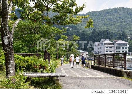 箱根町　芦ノ湖の元箱根港付近を散策する外国人家族 134913414