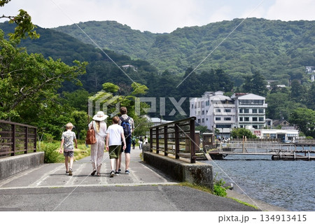 箱根町 元箱根港付近芦ノ湖湖畔を散策する外国人家族 箱根町 元箱根港付近芦ノ湖湖畔を散策する外国人家族 134913415