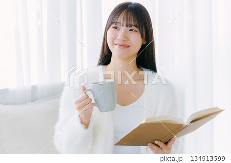 リビングで読書する若い女性 リビングで読書する若い女性 134913599