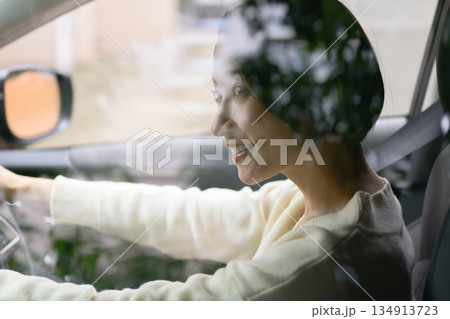 車を運転する女性 134913723