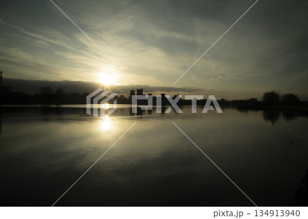 冬の水辺の夕景 冬の水辺の夕景 134913940