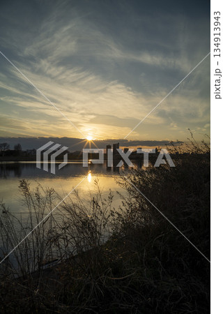 冬の水辺の夕景 134913943