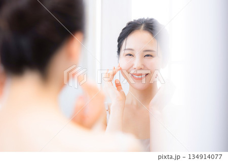 鏡を見るケアする女性 保湿とスキンケア 鏡を見るケアする女性 保湿とスキンケア 134914077
