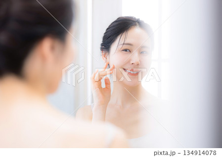 鏡を見るケアする女性 保湿とスキンケア 鏡を見るケアする女性 保湿とスキンケア 134914078