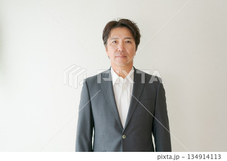 スーツを着た50代男性 スーツを着た50代男性 134914113