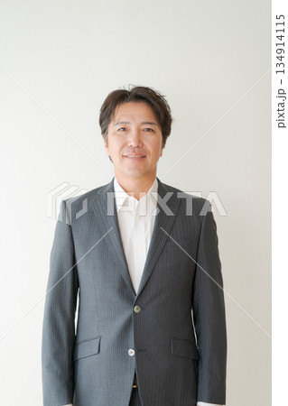 スーツを着た50代男性 スーツを着た50代男性 134914115