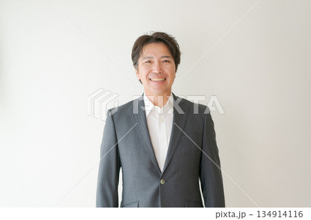 スーツを着た50代男性 134914116
